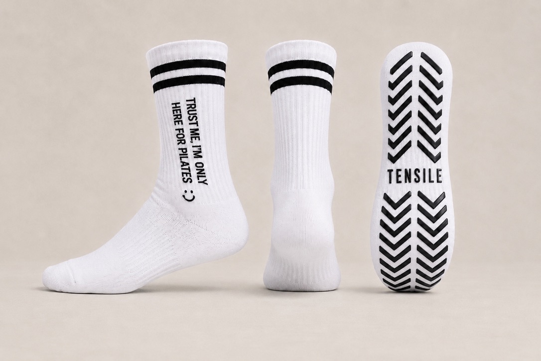 Design A: weiße Herren-Pilates-Socke mit Statement-Print und Chevron-Grip-Sohle