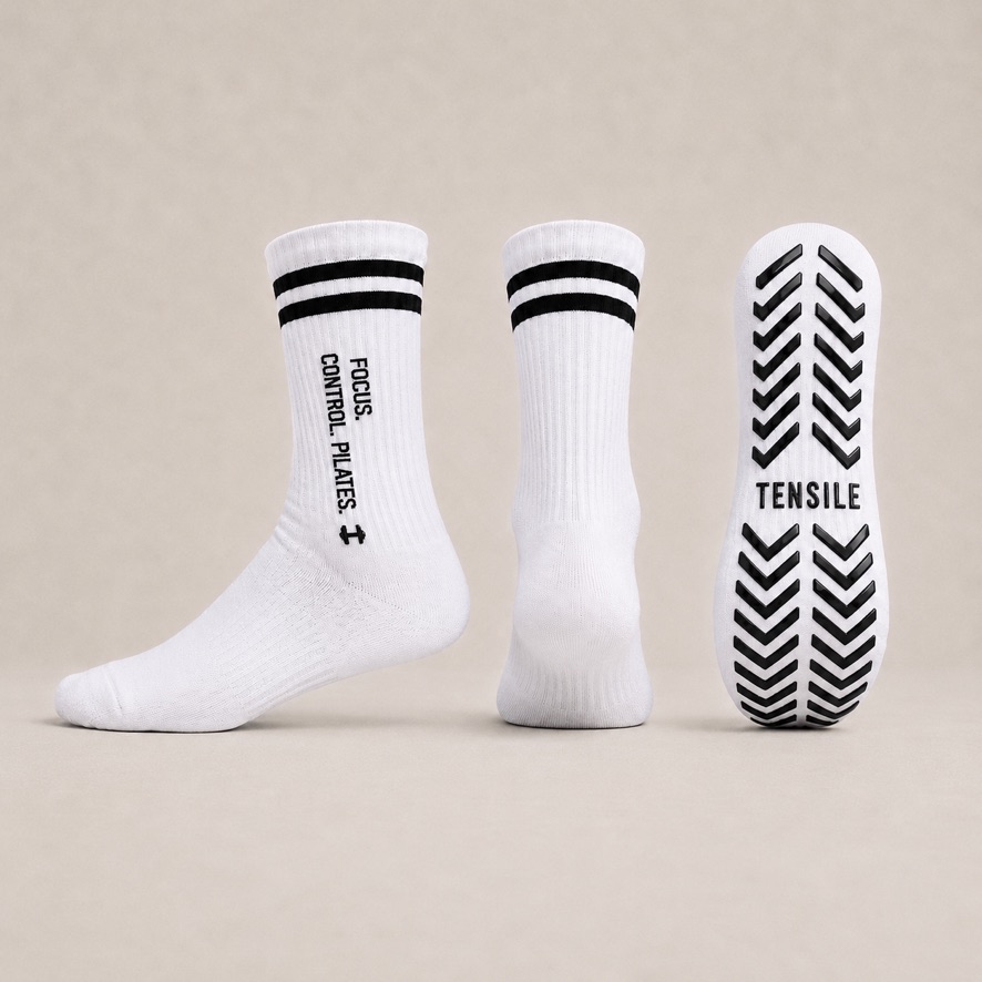 Design B: weiße Grip-Socke mit FOCUS. CONTROL. PILATES. Print und Chevron-Sohle